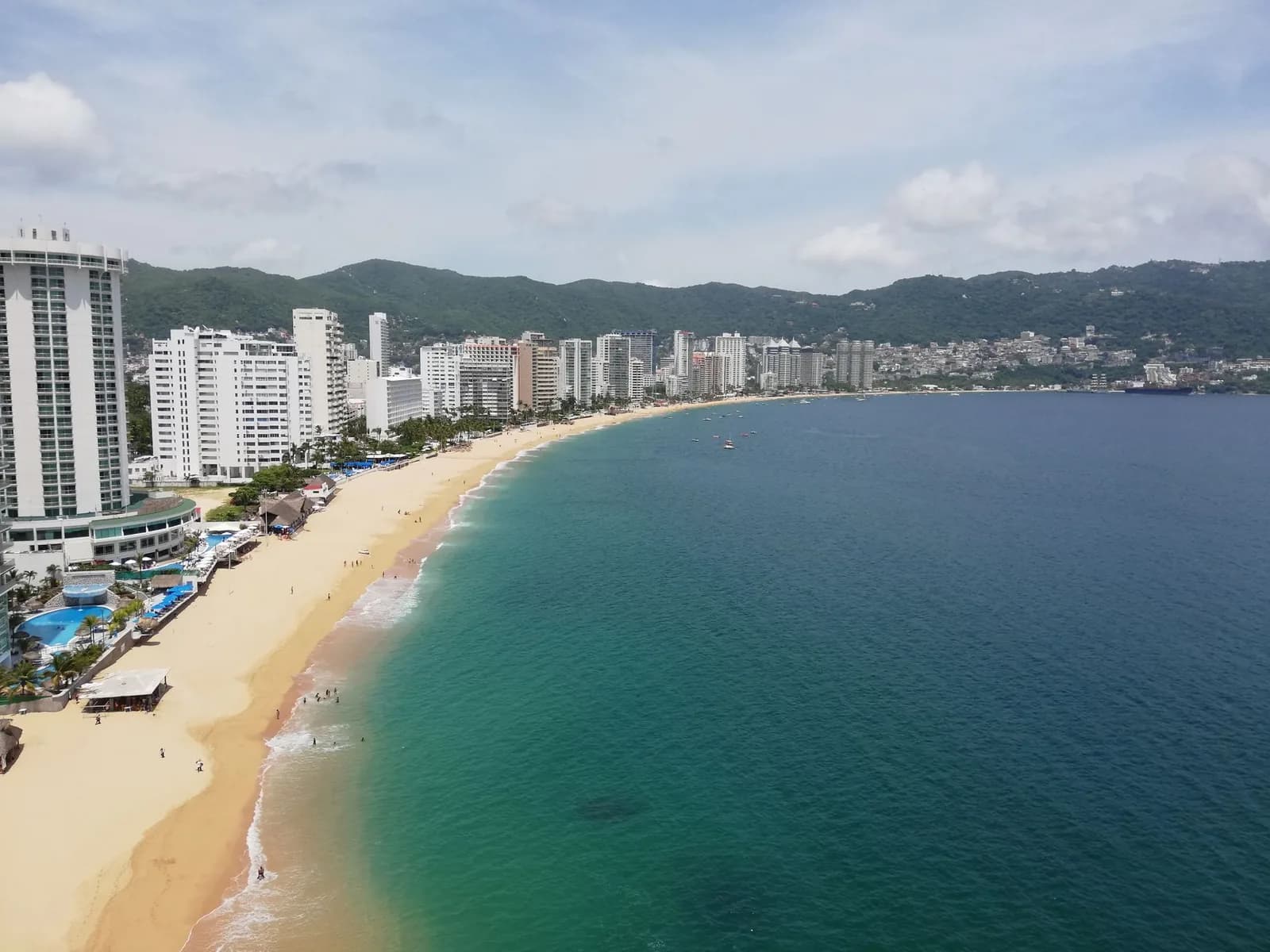 Vue panoramique de la baie d'Acapulco et des immeubles de la Costera au bord du Pacifique
