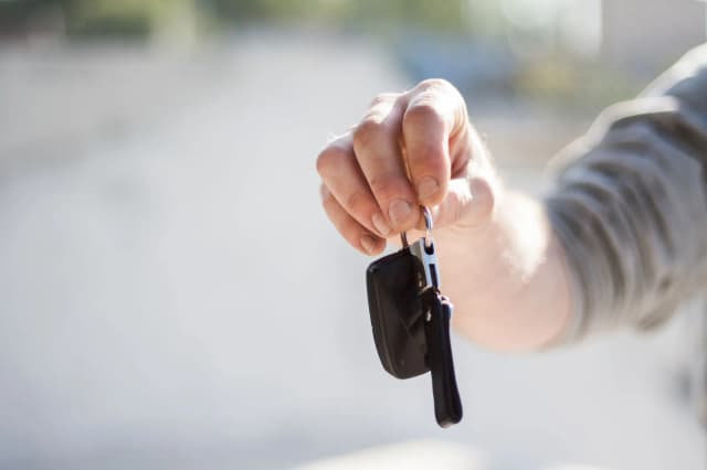 Remise des clés d'une voiture de location au comptoir, à l'arrivée à Cancún