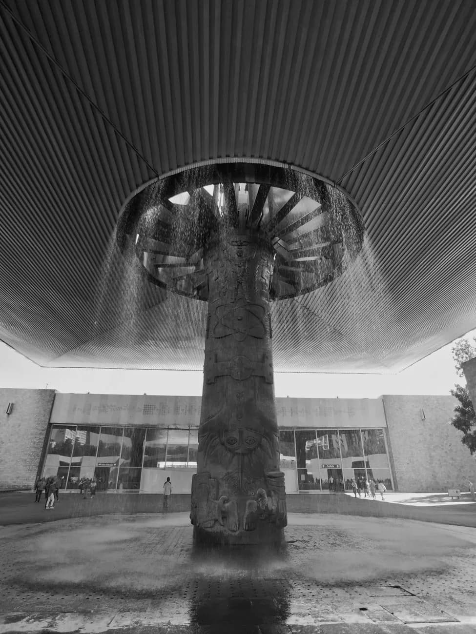 Le « paraguas », la fontaine en forme de parapluie du patio du Musée national d'anthropologie de Mexico, en noir et blanc