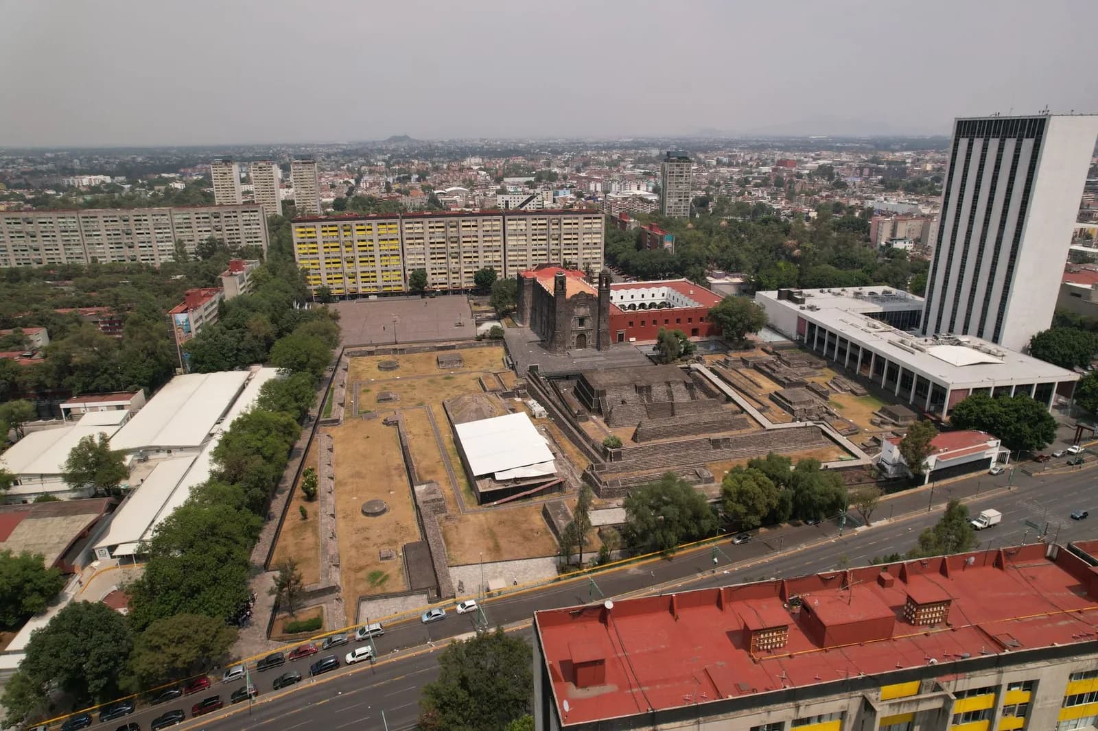 Vue aérienne de la place des Trois Cultures à Tlatelolco, Mexico : ruines préhispaniques au centre, église coloniale et tour moderne