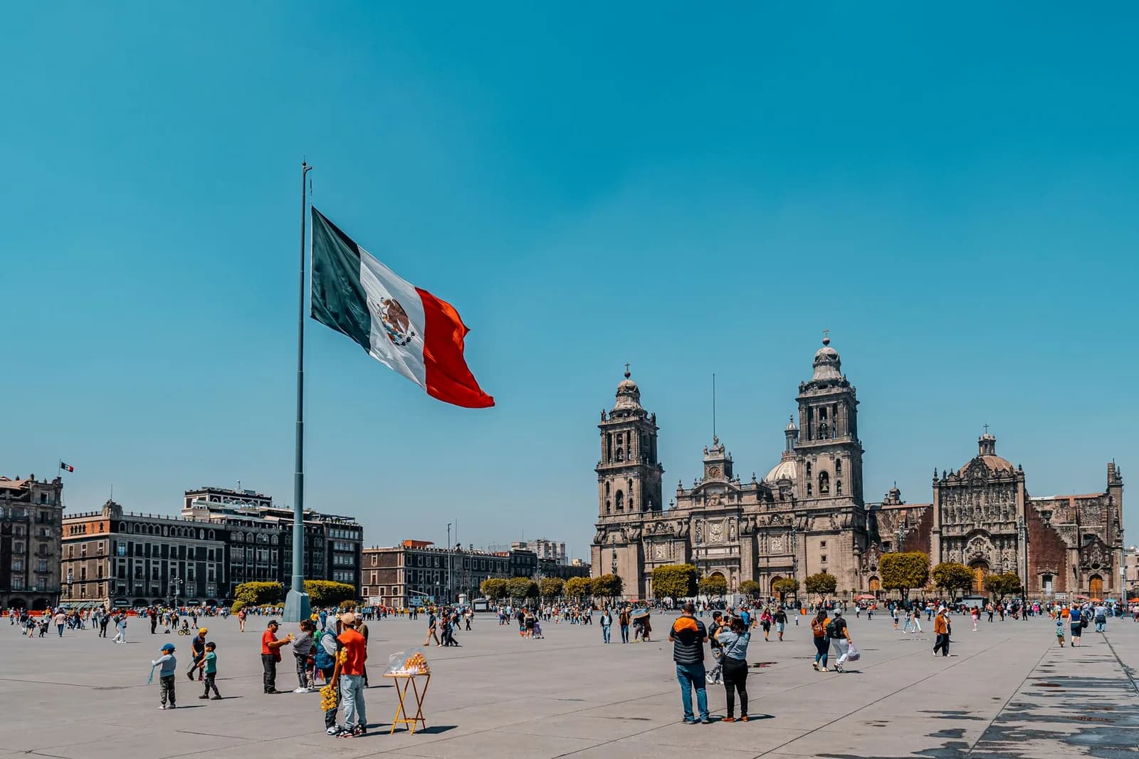 Le Zócalo de Mexico, grande place pavée avec le drapeau mexicain géant face à la cathédrale, à l'emplacement du cœur de Tenochtitlán