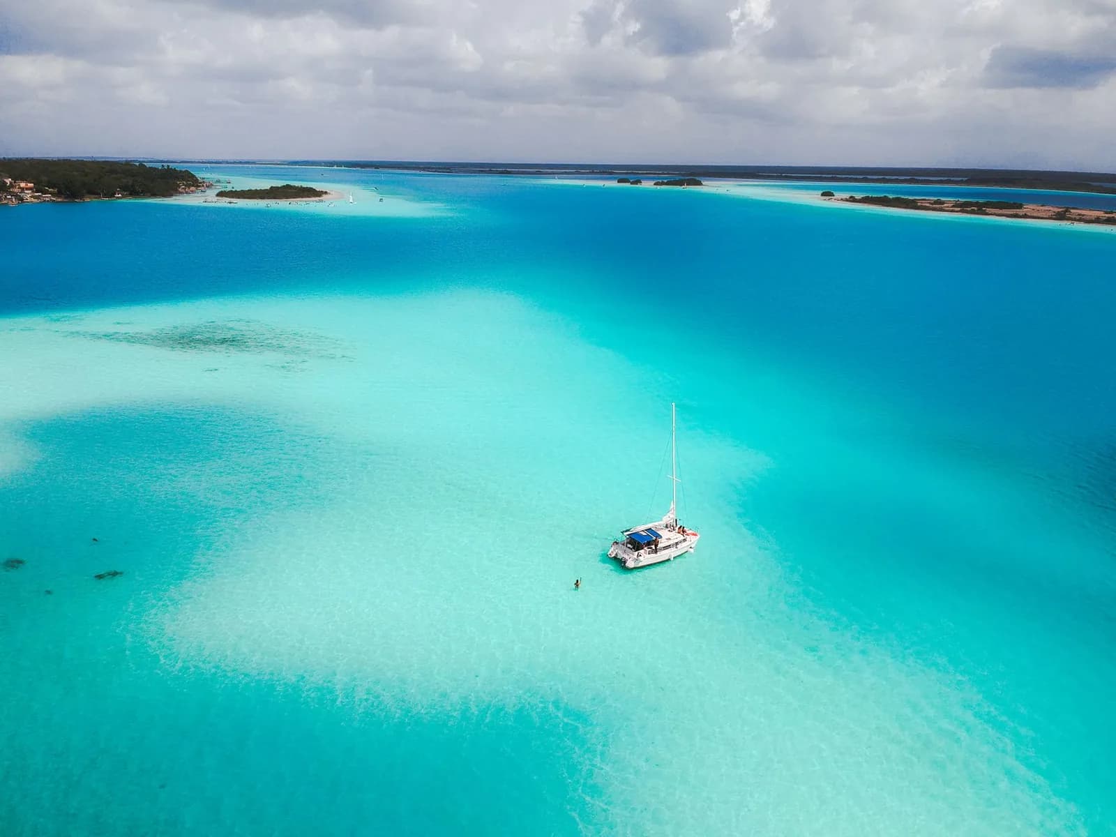 Voilier ancré sur les eaux turquoise de la lagune de Bacalar au Mexique