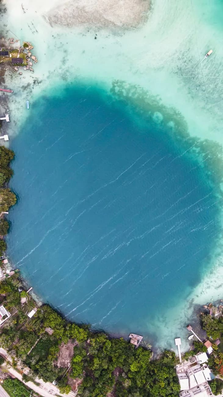 Vue aérienne du Cenote Azul, fosse bleu profond au bord de la lagune de Bacalar