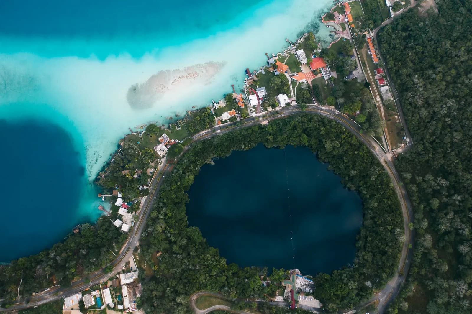 Vue aérienne de la lagune aux sept couleurs de Bacalar et du Cenote Azul au Mexique