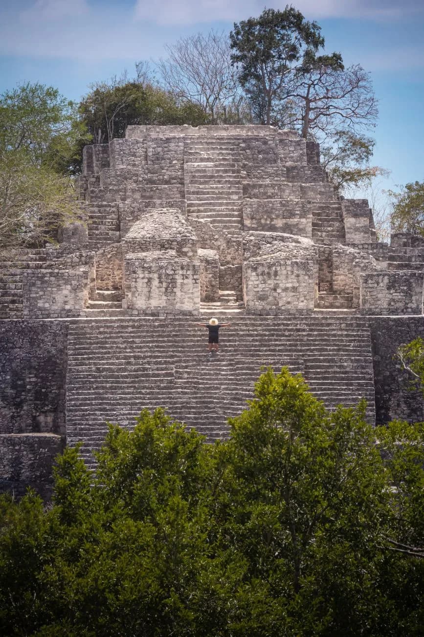 Un visiteur gravit les marches de la grande pyramide de Calakmul dans le Campeche