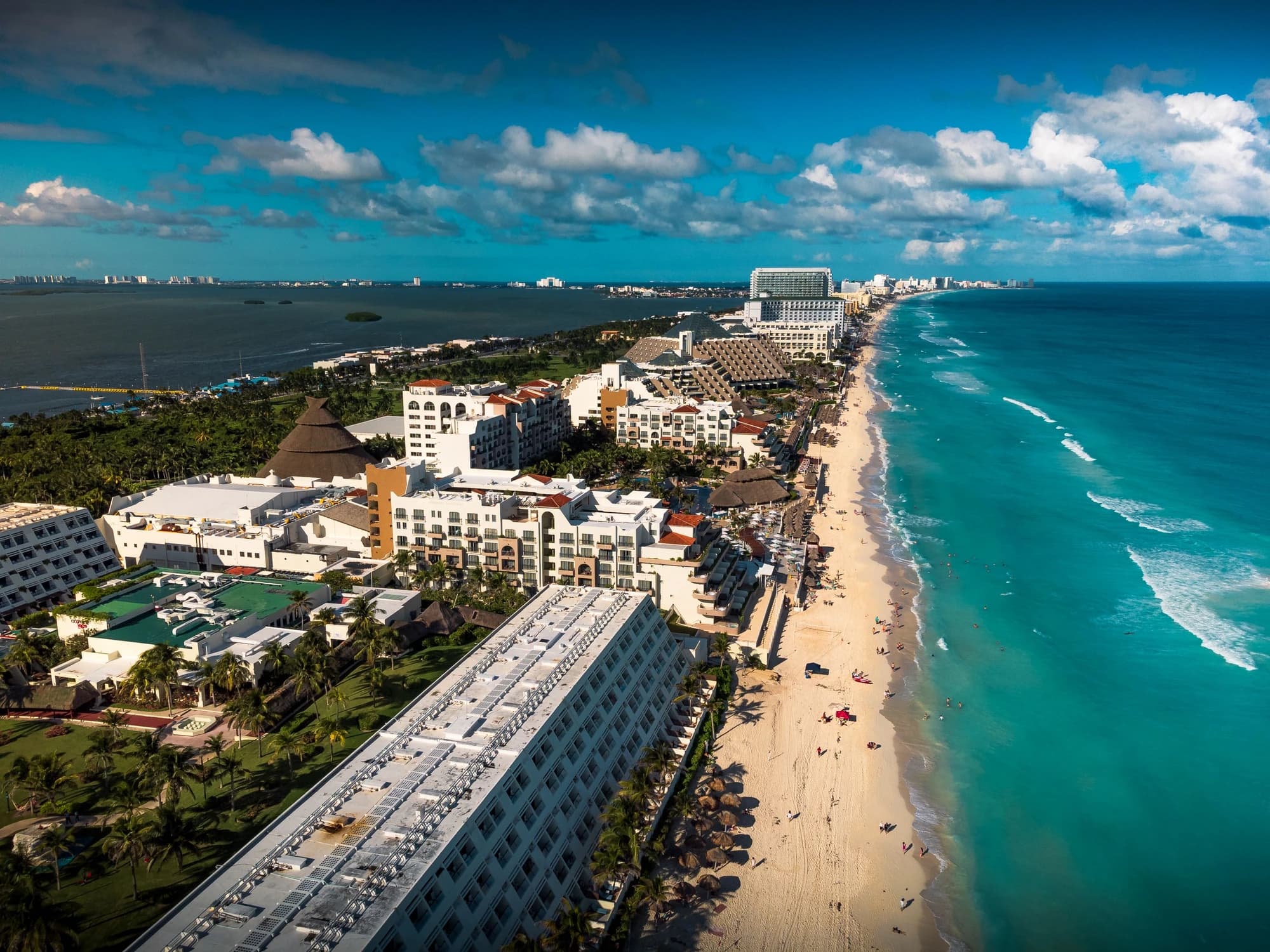 Zone hôtelière de Cancún vue du ciel, plage et mer des Caraïbes