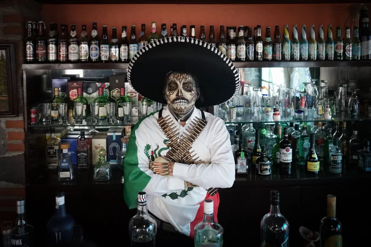 Ambiance festive dans une cantina mexicaine, bouteilles de tequila et décor aux couleurs du drapeau mexicain