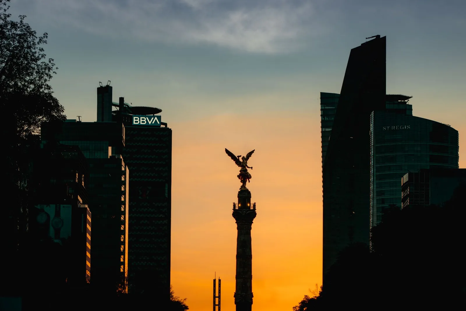 L'Ange de l'Indépendance et les tours du Paseo de la Reforma au coucher du soleil, à Mexico