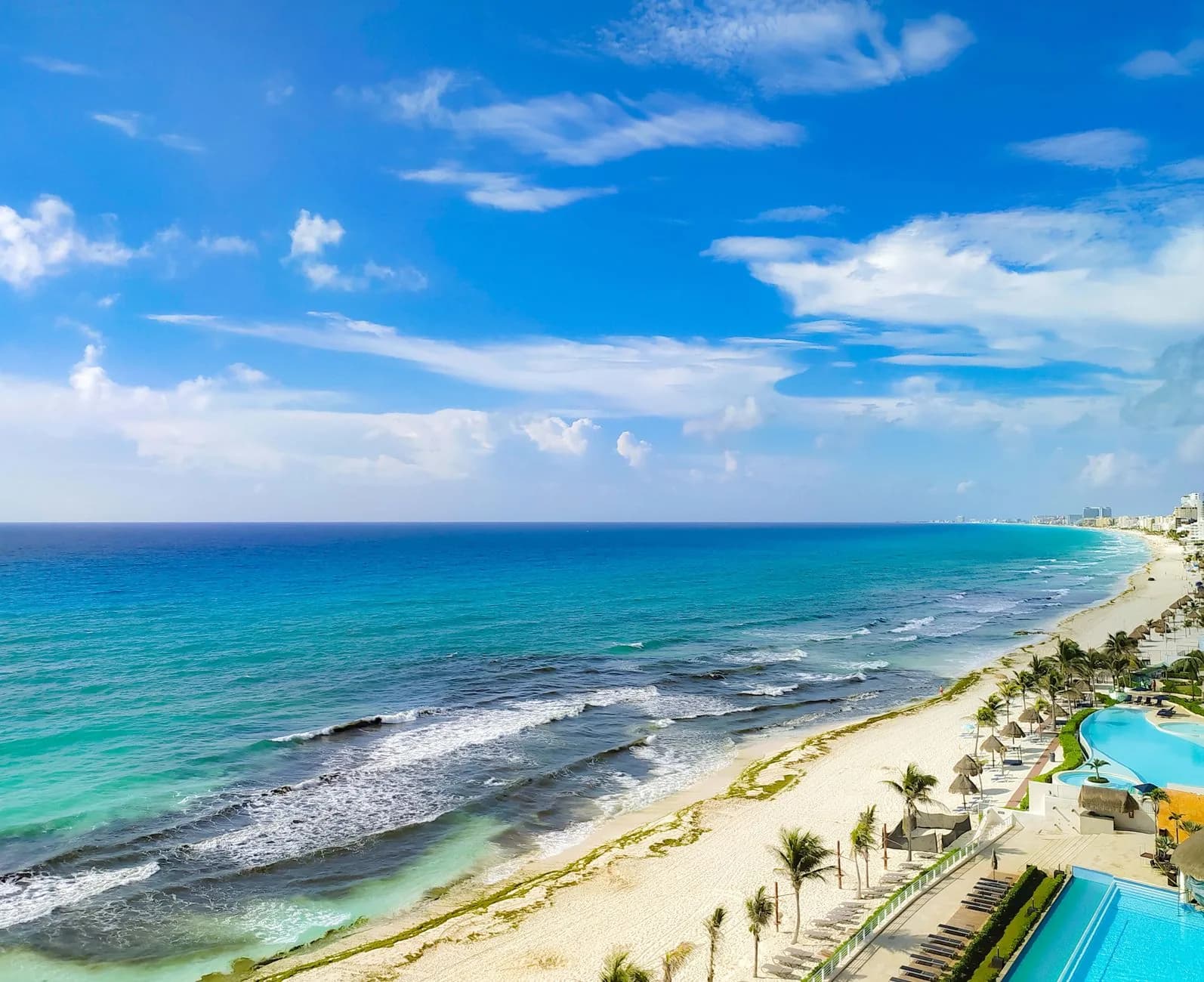 Vue aérienne de la plage de Cancún et de la mer des Caraïbes, dans l'État du Quintana Roo au Mexique