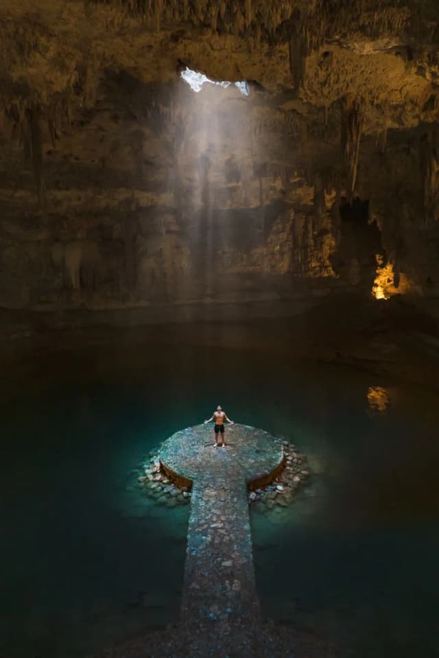 La plateforme de pierre du cenote Suytun traversée par un faisceau de lumière, près de Valladolid dans le Yucatán