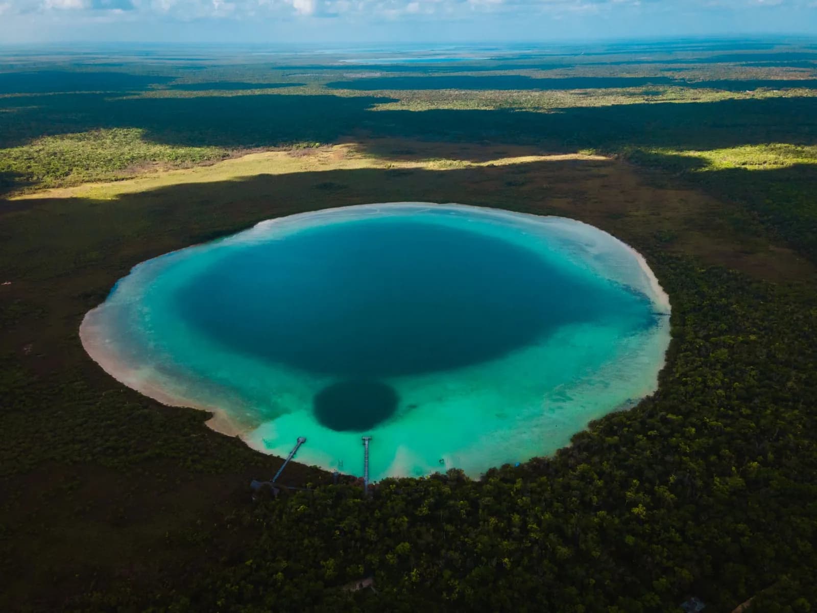 Vue aérienne de la lagune de Kaan Luum près de Tulum, avec son puits bleu foncé