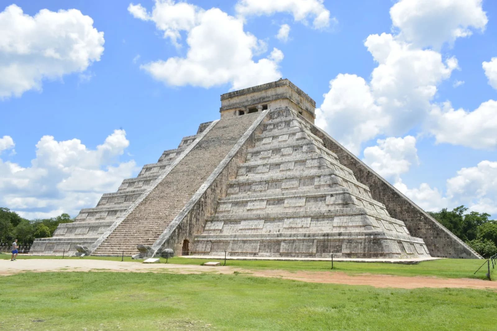 El Castillo, la pyramide de Kukulcán à Chichén Itzá dans le Yucatán