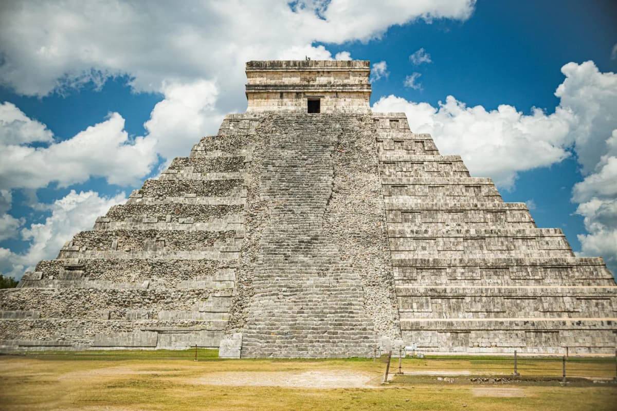 La pyramide de Kukulcán (El Castillo) sur l'esplanade de Chichén Itzá au Yucatán