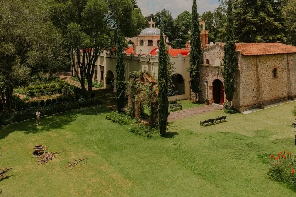 Hacienda et jardins verdoyants sous un ciel bleu près de Cuernavaca, au Mexique