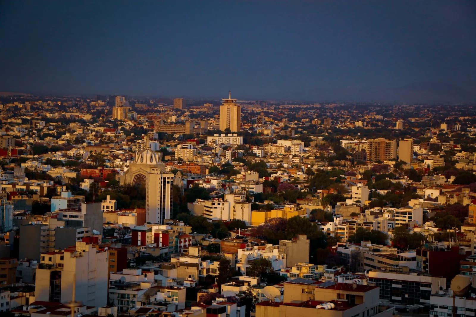 Vue sur Mexico depuis les hauteurs, ville du plateau central mexicain à 2 240 mètres d'altitude