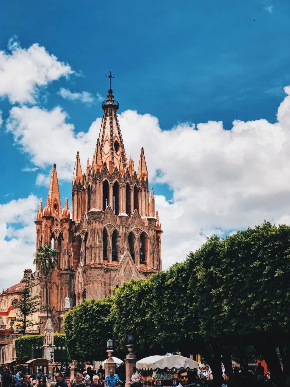 La Parroquia de San Miguel de Allende sous un ciel bleu, ville au climat doux du Mexique