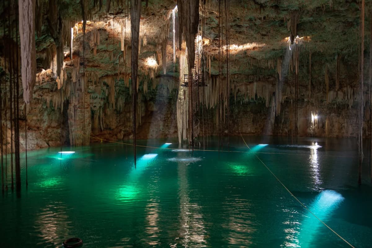 Cénote-grotte à l'eau turquoise près de Cobá dans le Yucatán
