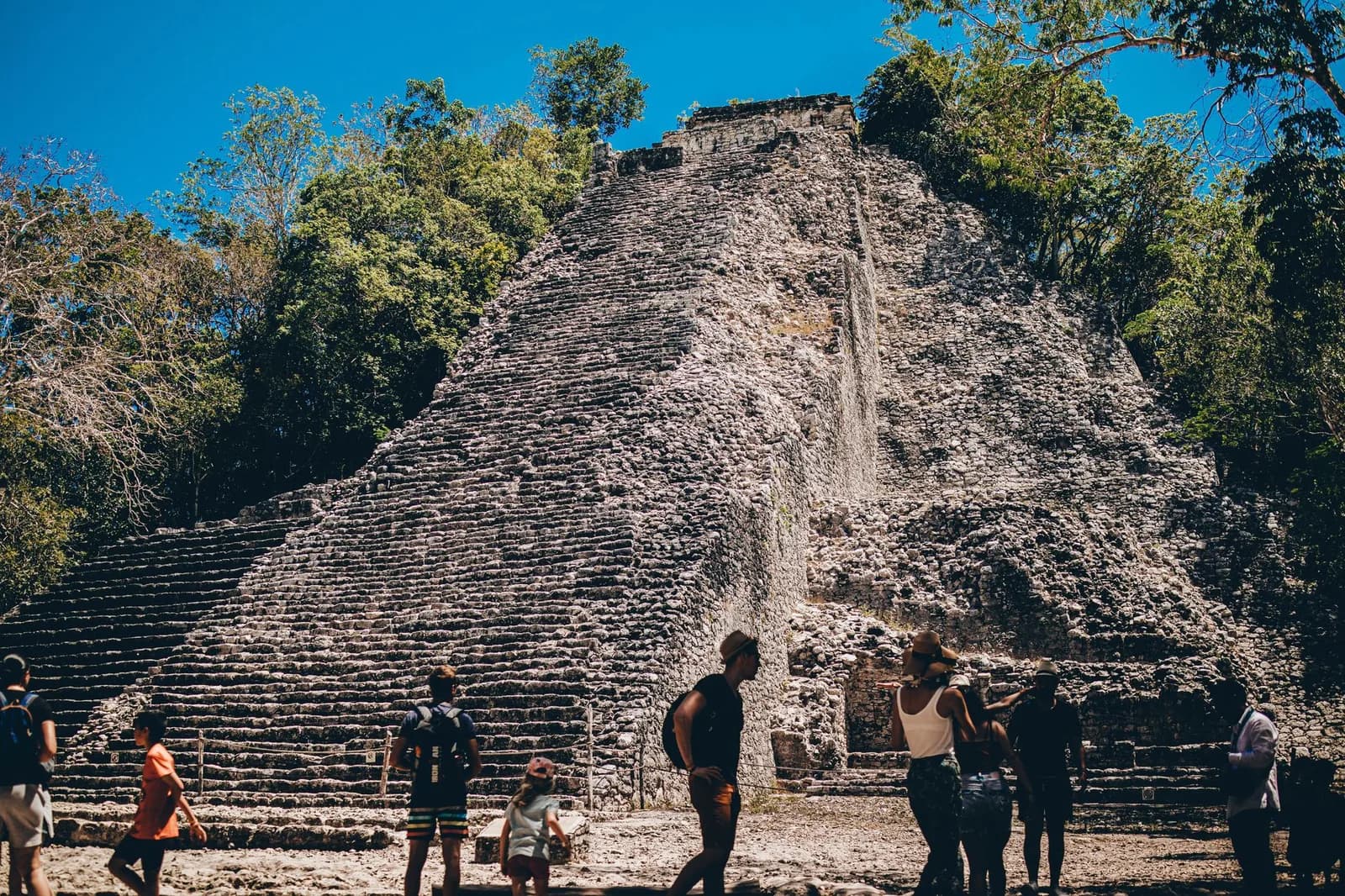 La pyramide Nohoch Mul de Cobá émergeant de la jungle du Quintana Roo