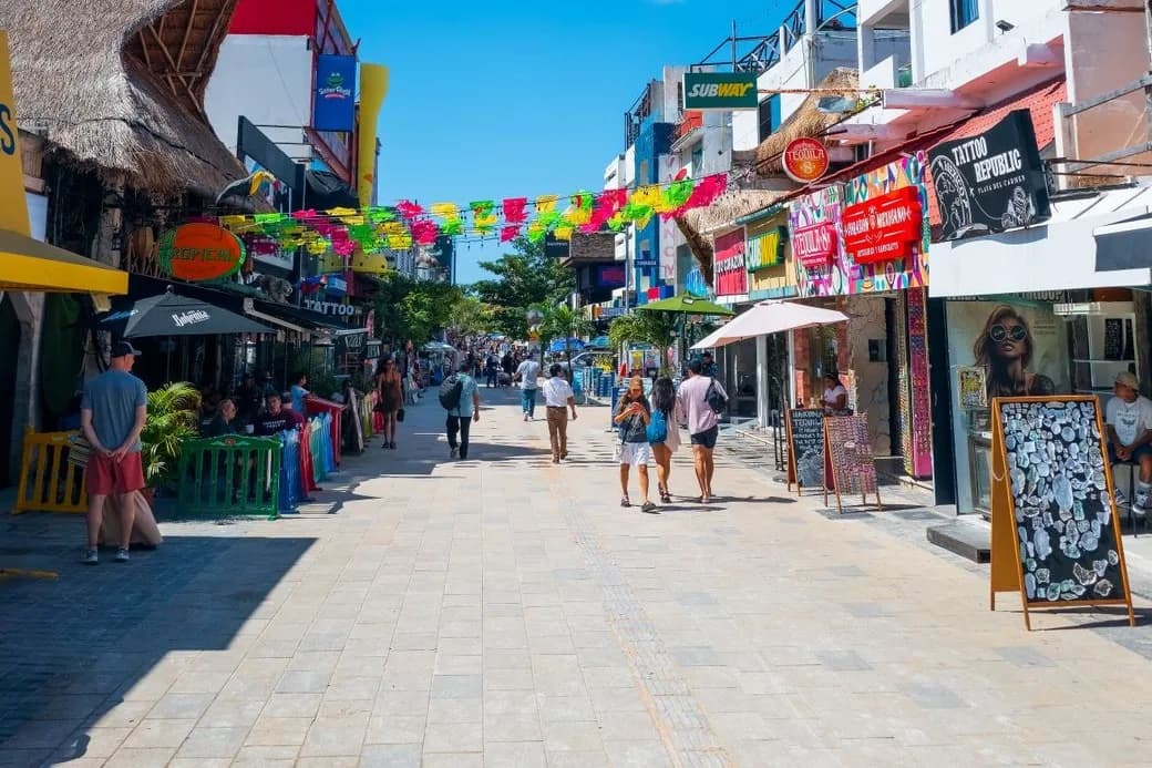 La Quinta Avenida, rue piétonne de Playa del Carmen bordée de boutiques et de guirlandes colorées