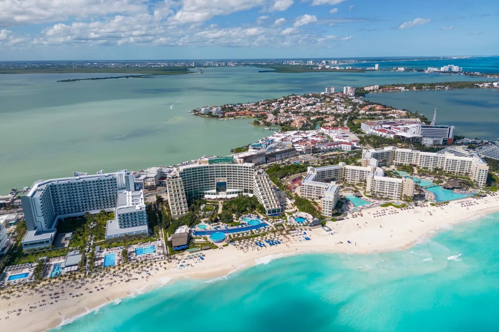 Vue aérienne des hôtels de la zone hôtelière de Cancún, entre la lagune et la mer des Caraïbes