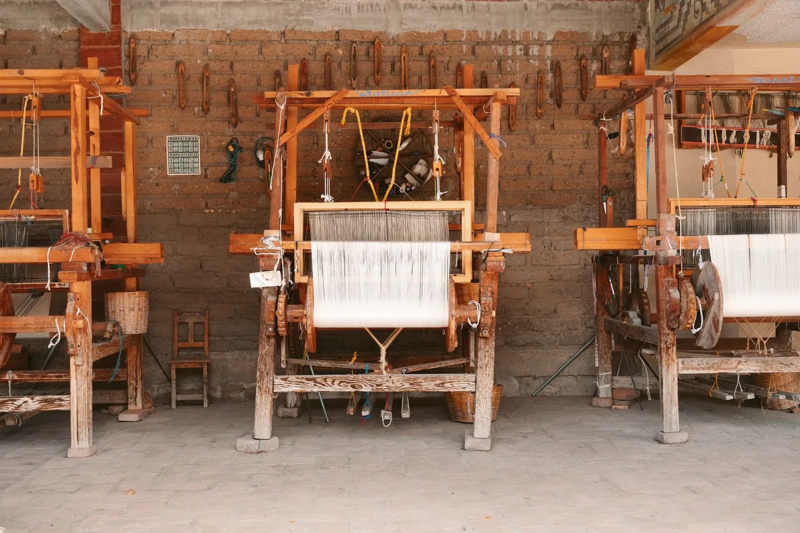 Métiers à tisser en bois dans un atelier de tissage traditionnel à Oaxaca, au Mexique