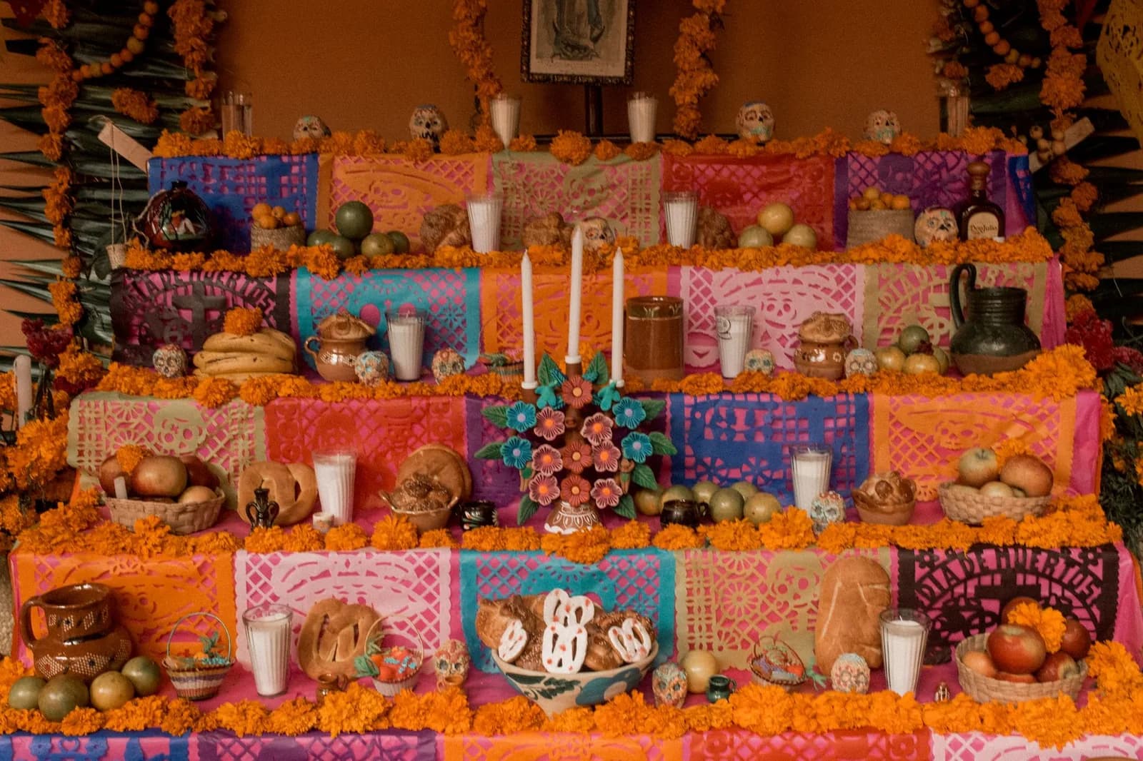 Ofrenda du Día de Muertos à Puebla, avec papel picado, pan de muerto, crânes en sucre et fleurs de cempasúchil