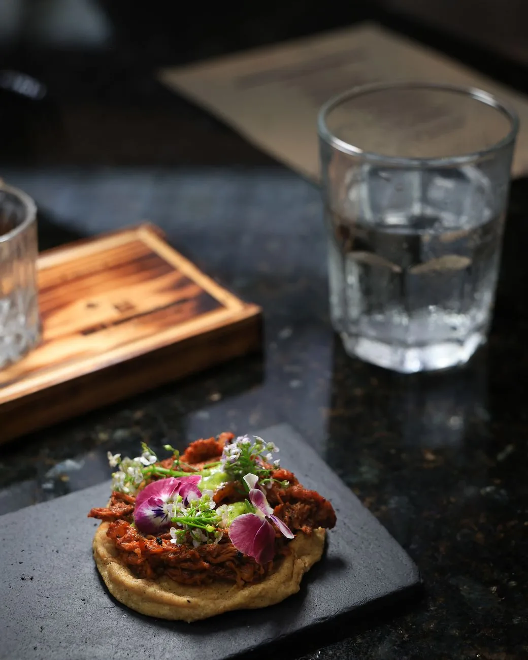 Porc effiloché à l'achiote façon cochinita pibil servi sur une galette de maïs, Yucatán