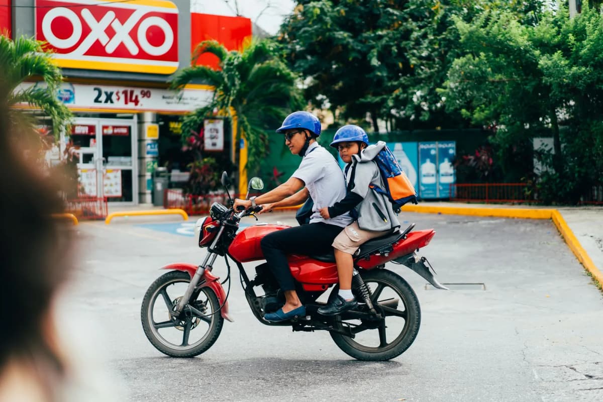 Devanture d'une supérette Oxxo avec son enseigne rouge et jaune dans une rue du Mexique