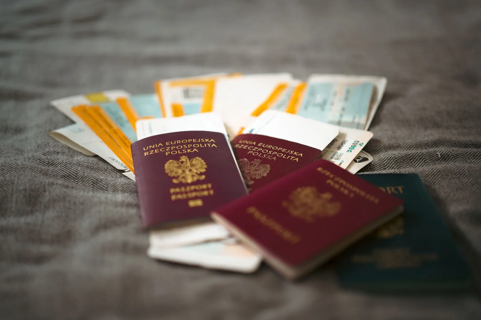 Passeports et billets d'avion préparés pour les formalités d'entrée au Mexique