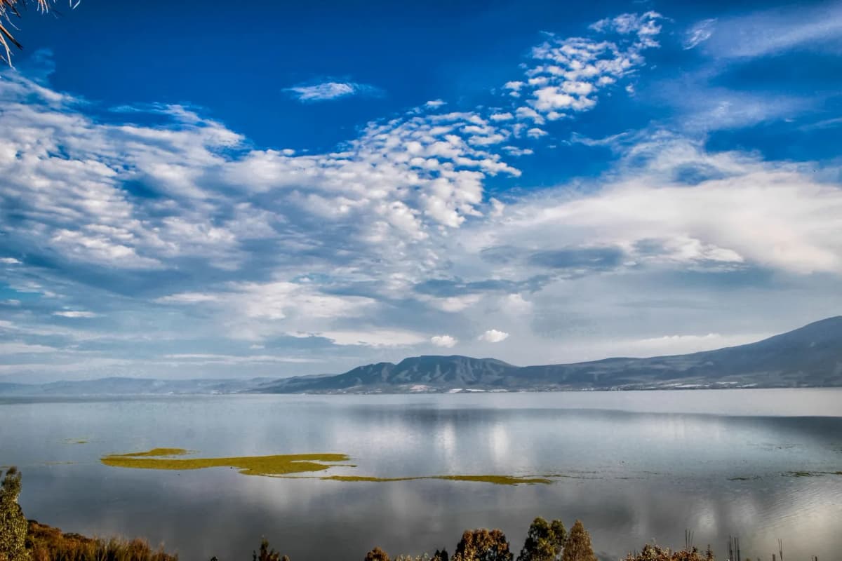 Le lac de Chapala et les montagnes du Jalisco, région où vivent de nombreux retraités étrangers