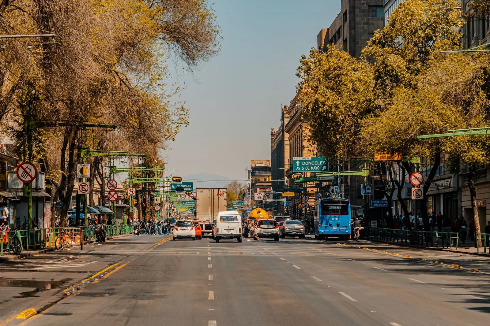 Avenue de l'Eje Central à Mexico, trolleybus et circulation en fin de journée