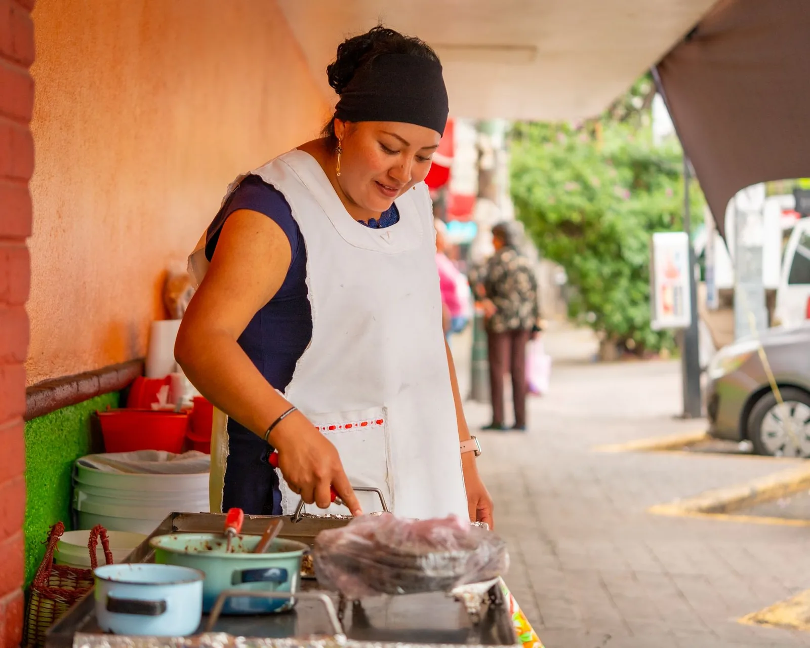 Stand de cuisine de rue dans une ville mexicaine, préparation de plats à emporter