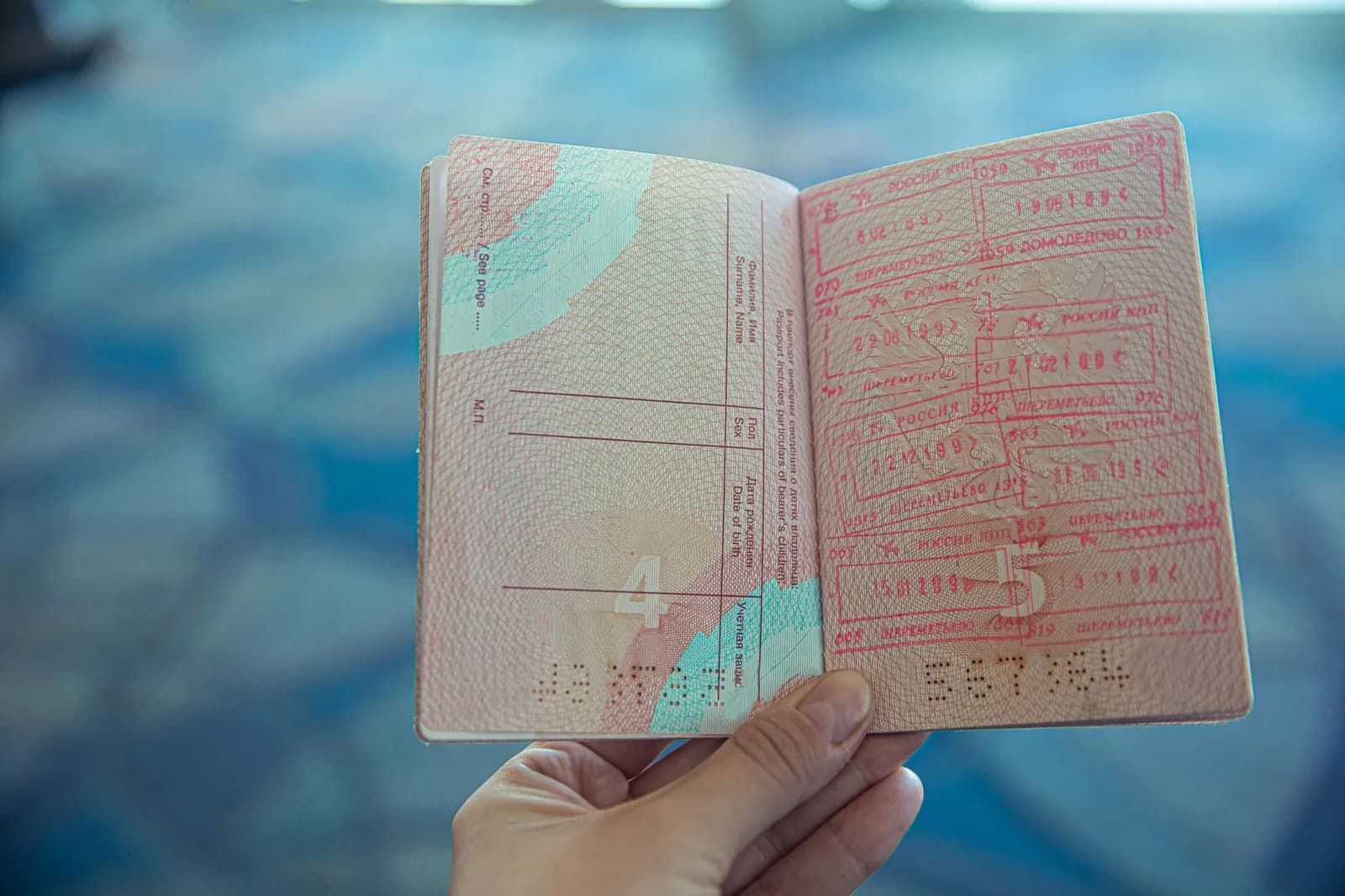Passeport ouvert couvert de tampons d'entrée, comme celui apposé à l'arrivée au Mexique