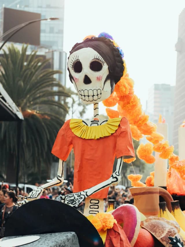 Catrina géante en papier mâché sur un char du grand défilé du Día de Muertos sur le Paseo de la Reforma à Mexico