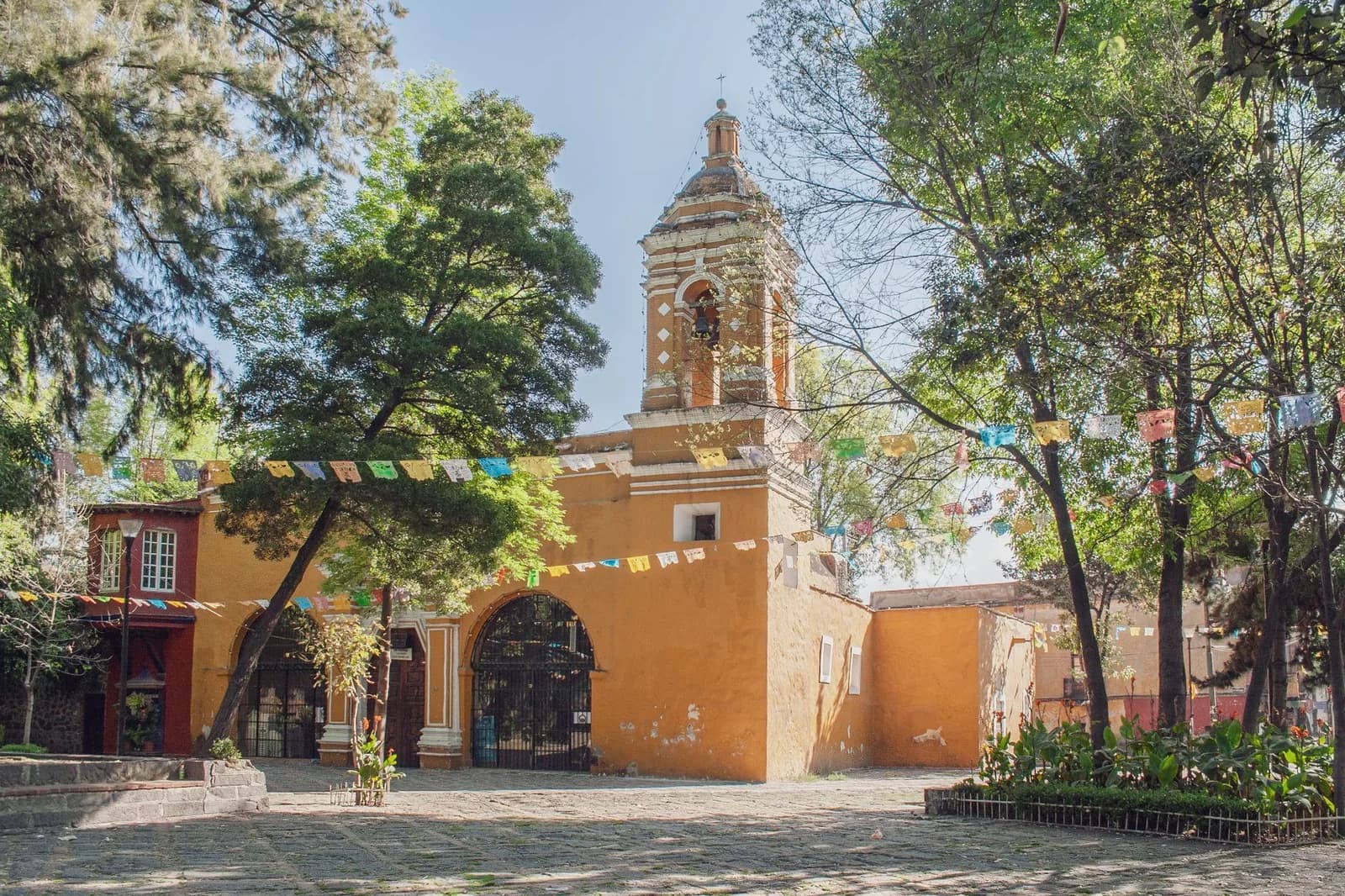 Chapelle Santa Catarina et sa placette arborée dans le quartier de Coyoacán à Mexico, à quelques rues de la Casa Azul