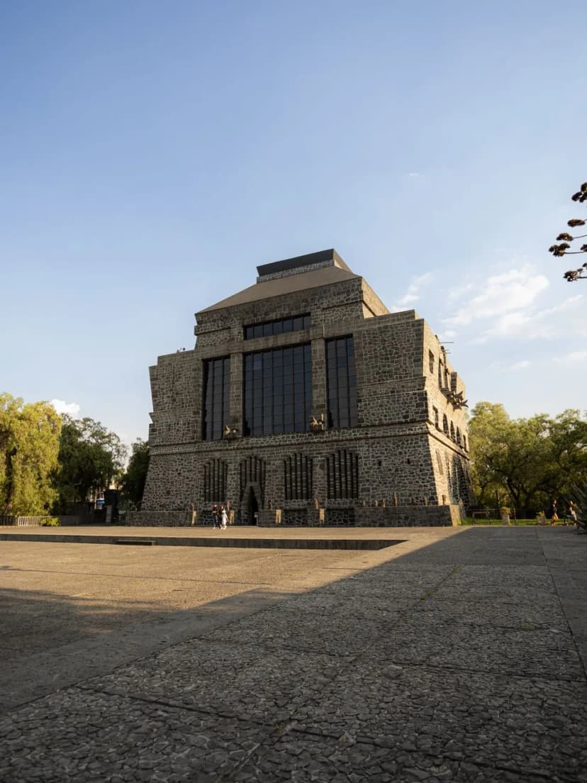 Façade en pierre volcanique noire du musée Anahuacalli, conçu par Diego Rivera, au bout d'une esplanade pavée à Coyoacán