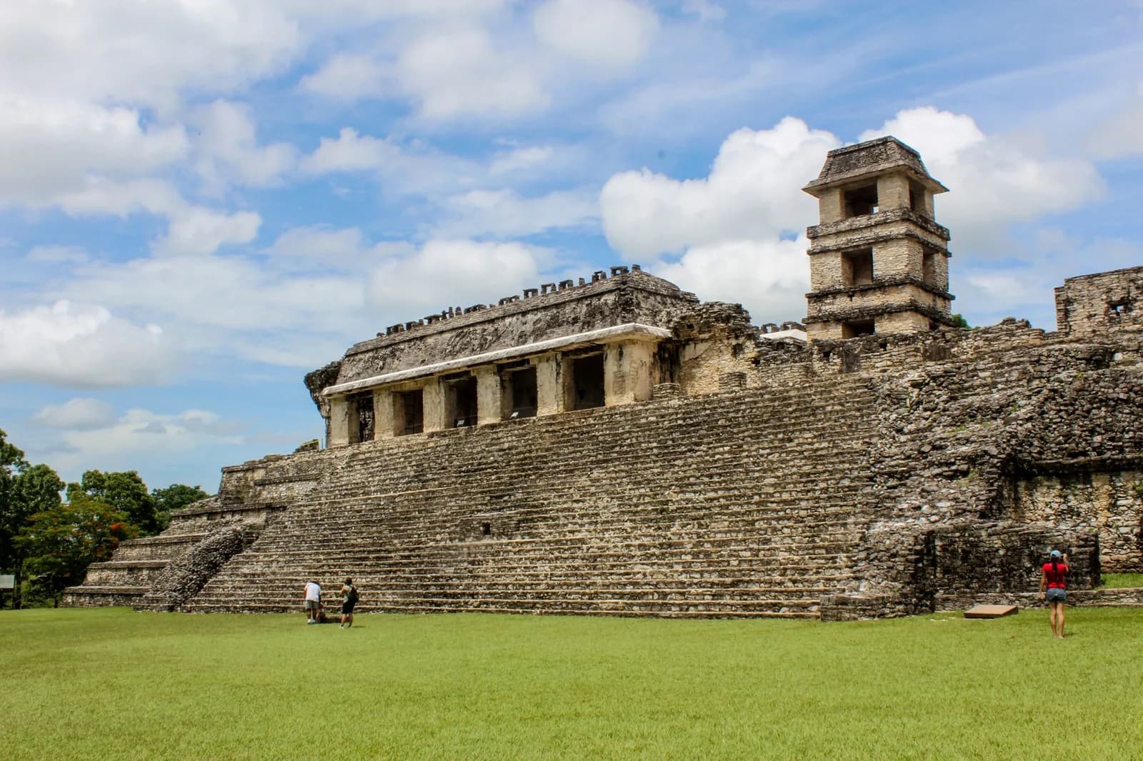 Le Palais et sa tour d'observation sur le site maya de Palenque au Chiapas, Mexique