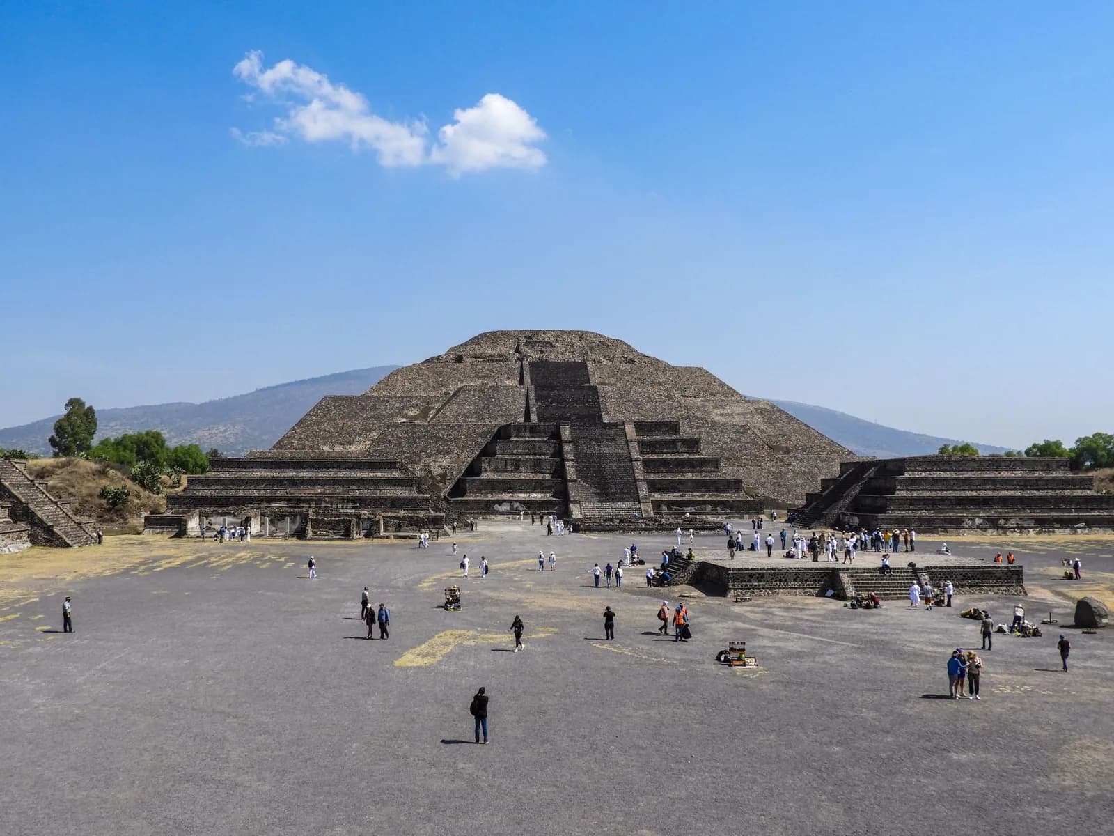 Pyramide de la Lune et allée des Morts sur le site de Teotihuacán près de Mexico au Mexique