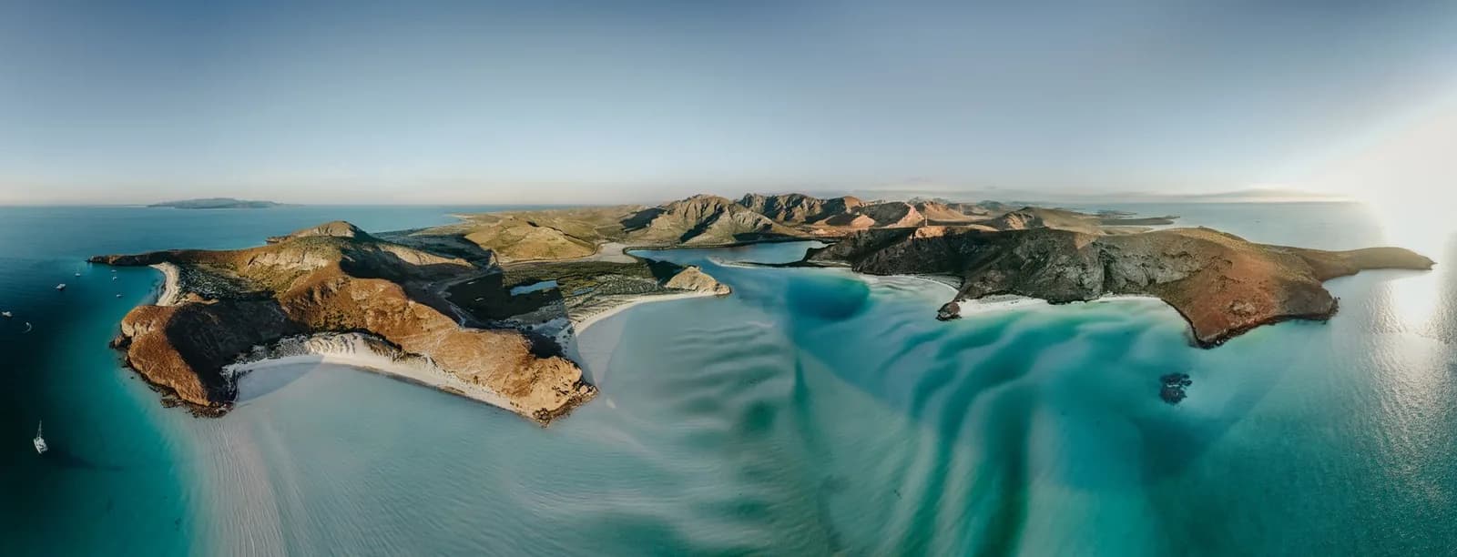 Vue aérienne de l'île Espíritu Santo et de ses baies turquoise au large de La Paz, en Basse-Californie du Sud