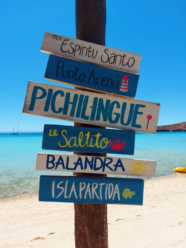 Panneau en bois indiquant les plages de Balandra, Pichilingue et l'île Espíritu Santo près de La Paz