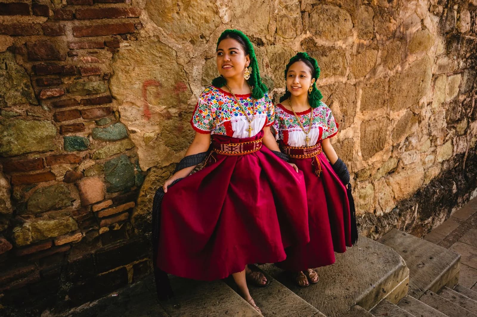 Deux jeunes femmes en costume traditionnel indigène à Oaxaca, huipil brodé et jupe rouge