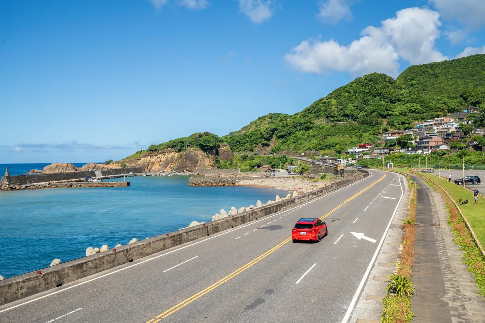 Voiture de location sur une route côtière de la Riviera Maya près de Cancún