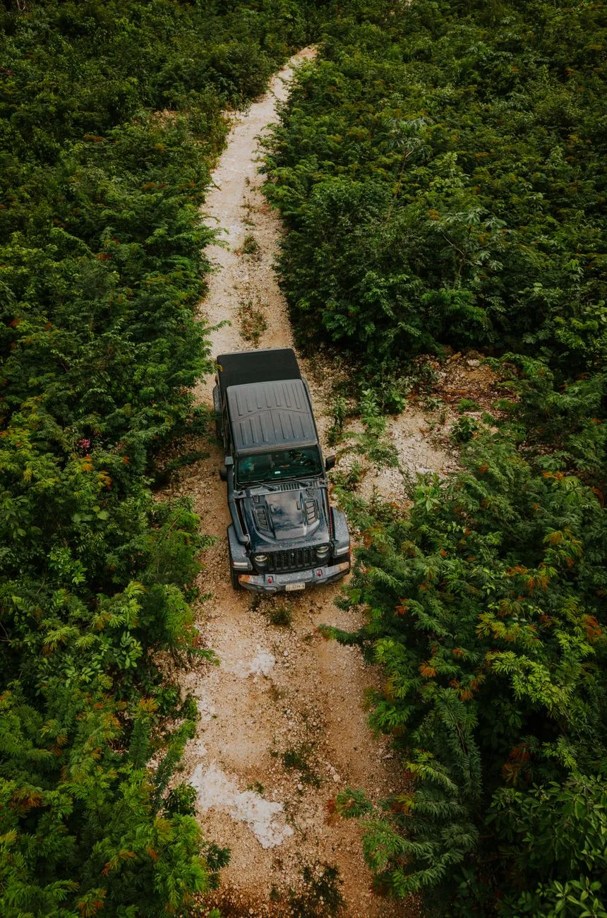 Voiture 4x4 de location sur une piste au cœur de la jungle du Yucatán, Mexique