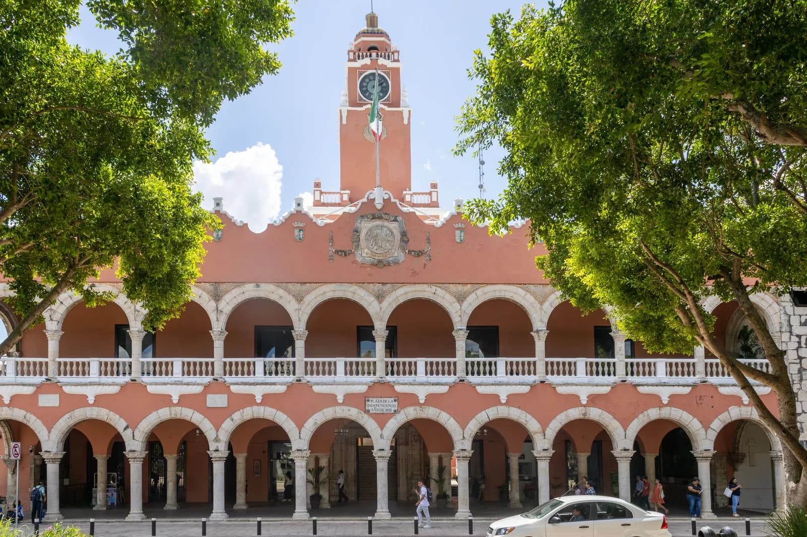 Façade rose à arcades du Palacio Municipal de Mérida sur la Plaza Grande, dans le Yucatán au Mexique
