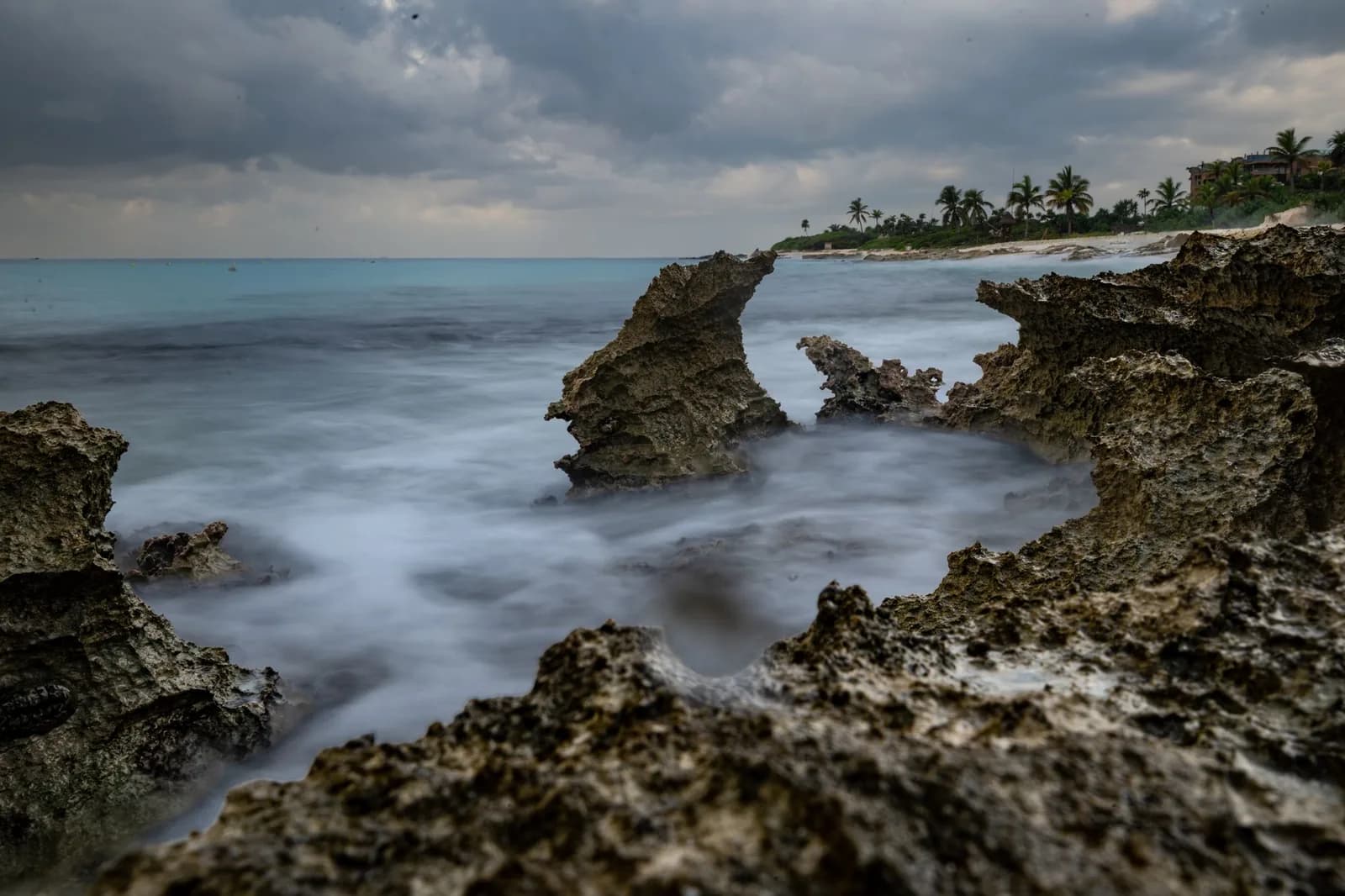 Ciel bas et mer battant la côte rocheuse du Quintana Roo pendant la saison des pluies