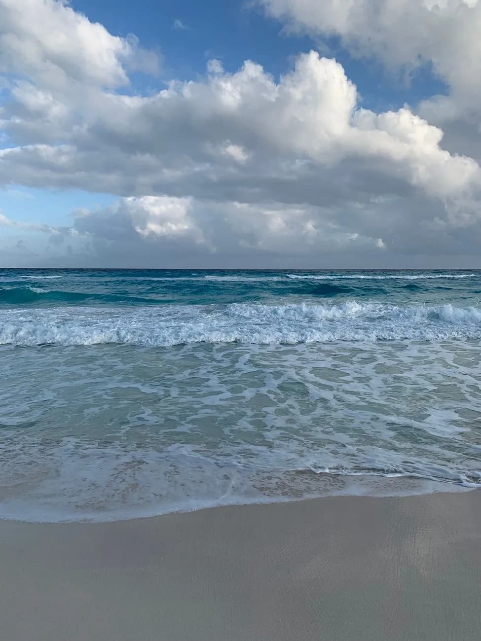 Mer agitée et houle sur une plage de Cancún pendant un coup de vent du nord