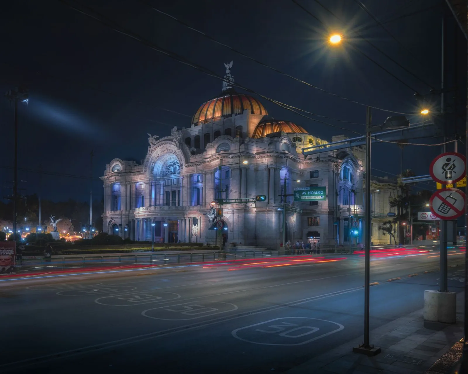 Le Palacio de Bellas Artes illuminé de nuit, avec sa coupole dorée, dans le centre historique de Mexico