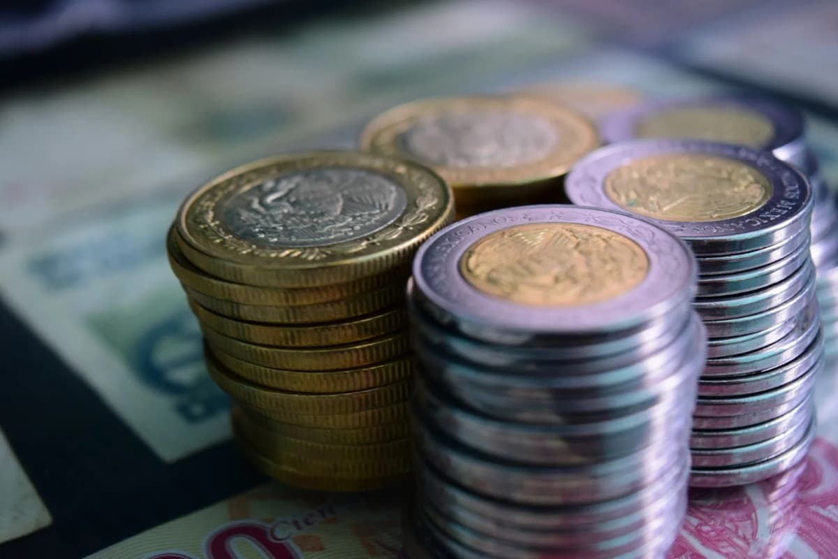 Piles de pièces bimétalliques de pesos mexicains, aigle du blason visible sur la face