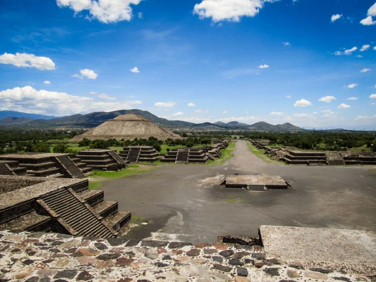 Allée des Morts et pyramide du Soleil sur le site de Teotihuacan au Mexique