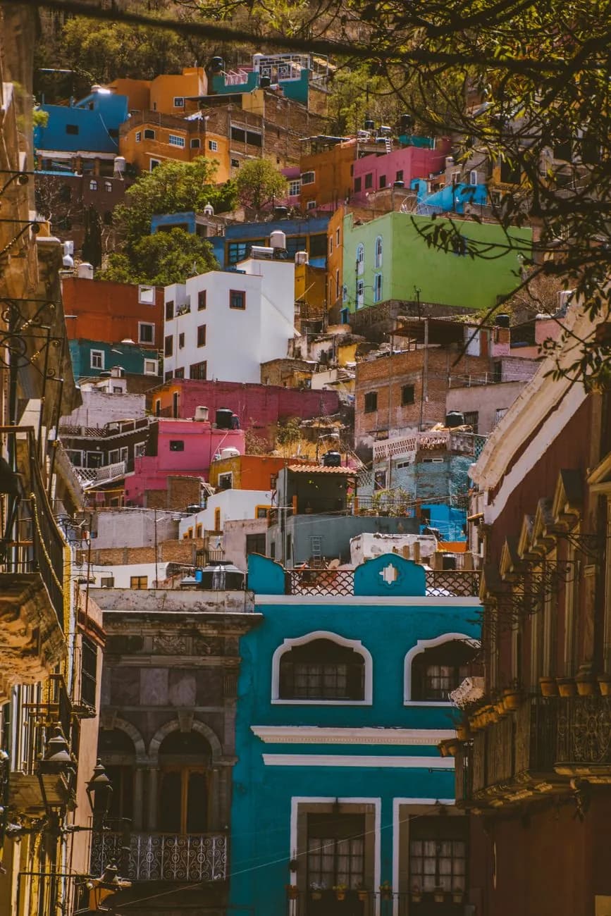 Maisons colorées accrochées aux collines de Guanajuato au Mexique